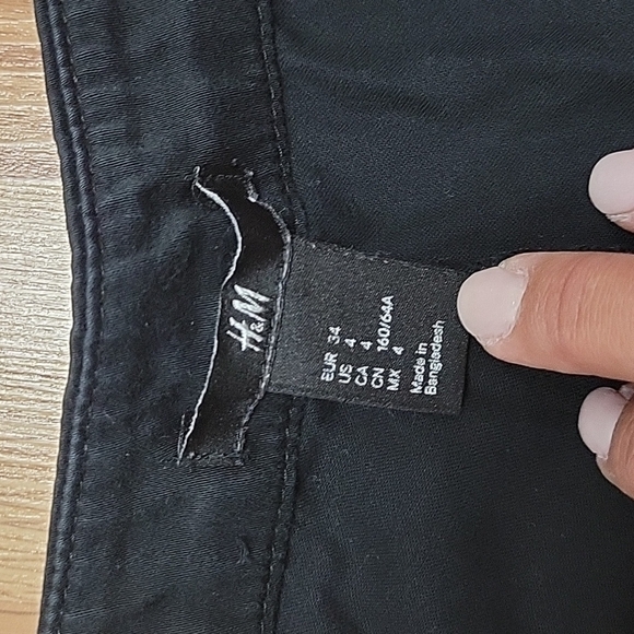 H&M womens black shorts size 4 - Picture 2 of 6